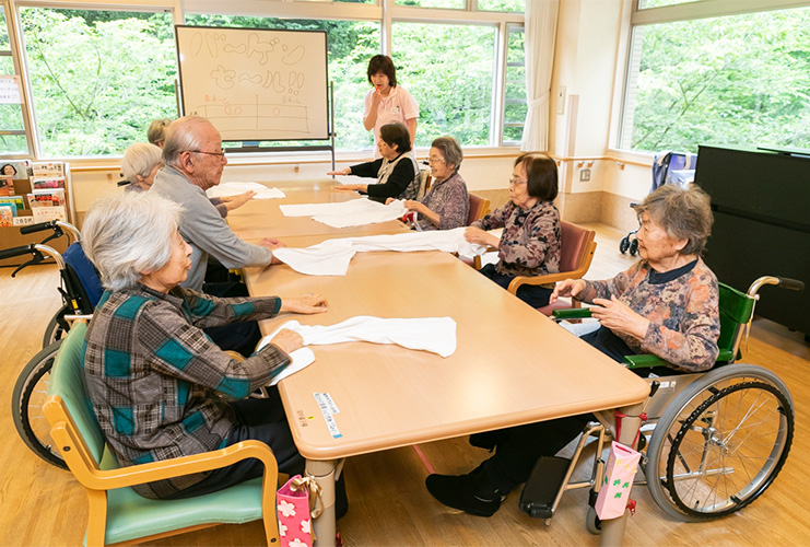 【最新号予告３】競い合うから楽しい　タオルで「バーゲン」レク