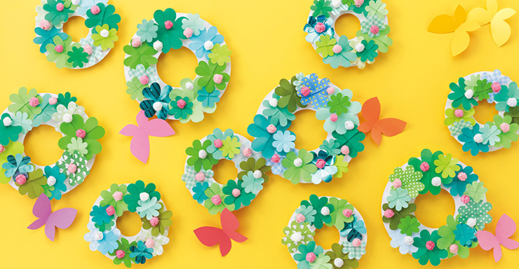 みんなで作る壁面「クローバーの花冠」